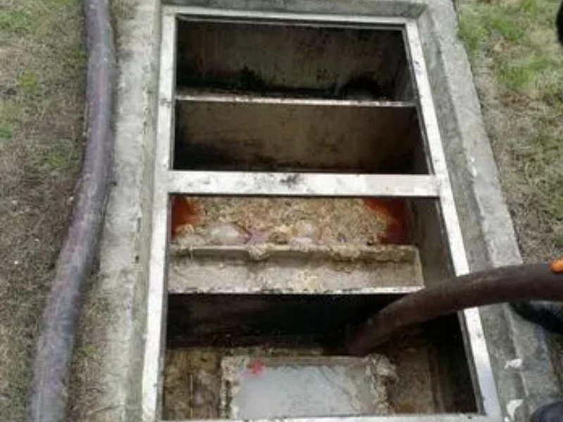 新兴镇隔油池清理
