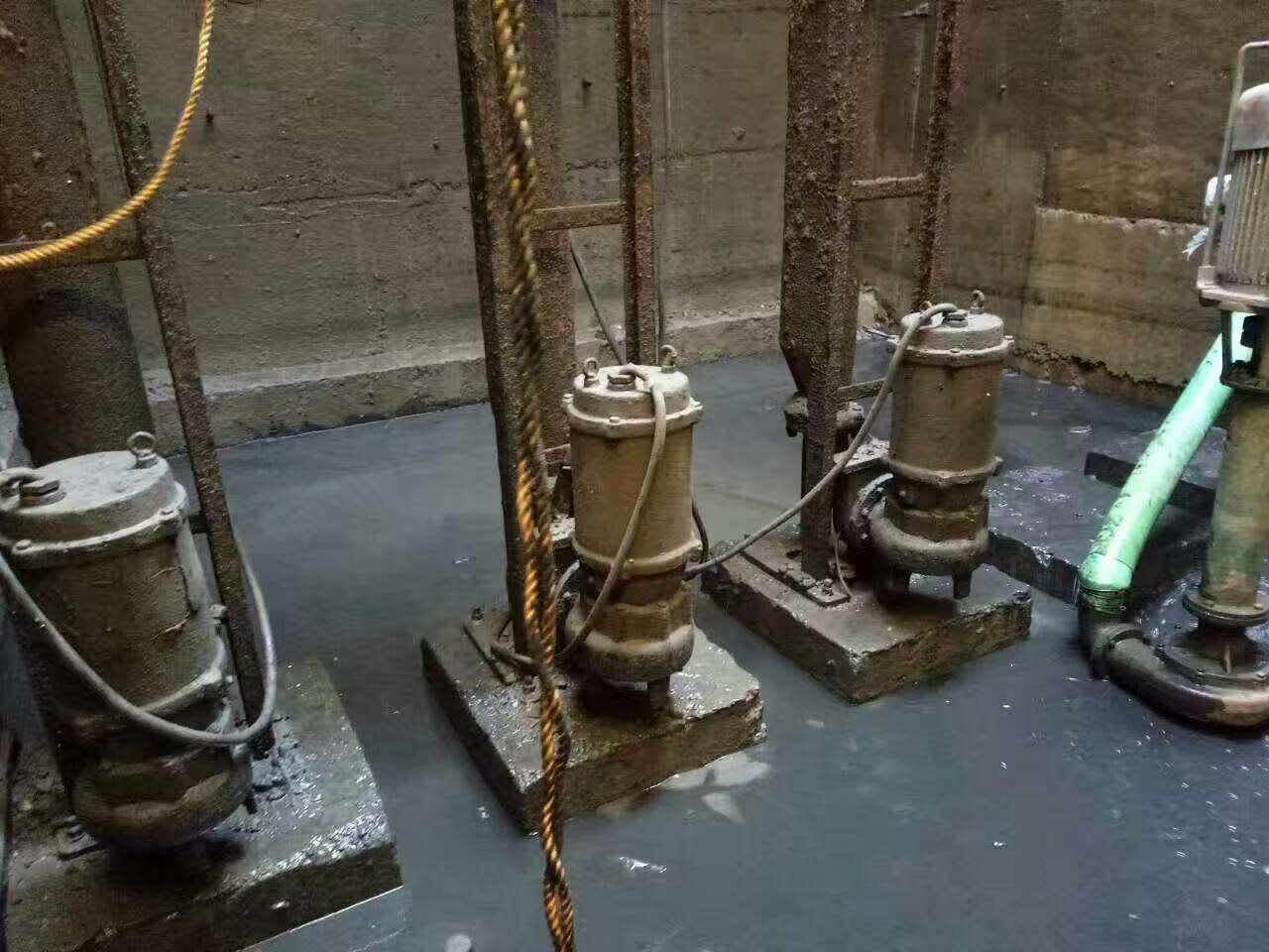 新兴镇污水池清理