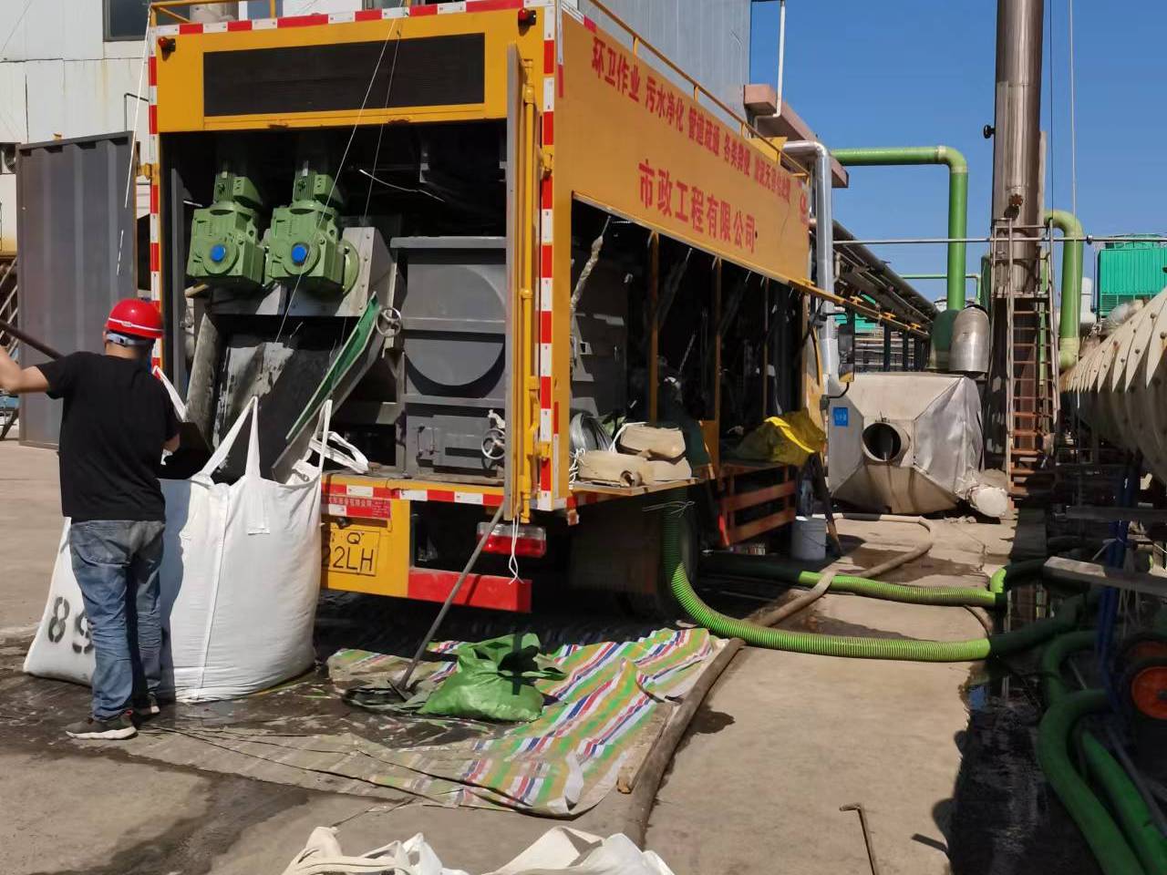 新兴镇淤泥压干处理