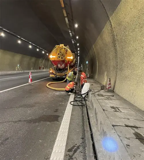 新兴镇隧道排水渠清淤